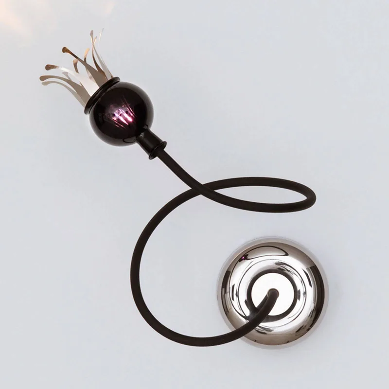 Bloeiende design wandlamp Poppy met flexibele arm by Serien Lighting in Black, Zwart-paars – product photo