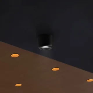serien.lighting Holle plafond L de Serien Lighting en Noir – photo du produit 2 sur 4