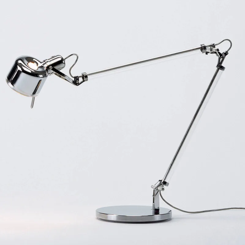 serien.lighting Job Table LED tafellamp met voet de Serien Lighting en Roestvrijstaal gepolijst, Transparent – photo du produit 5 sur 5