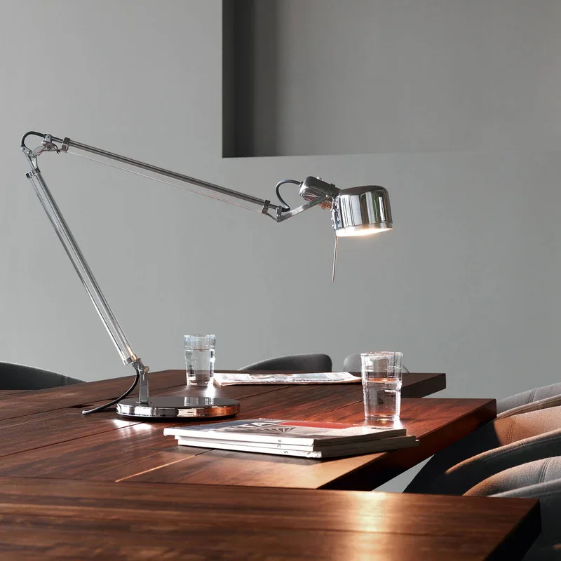 serien.lighting Job Table LED tafellamp met voet de Serien Lighting en Roestvrijstaal gepolijst, Transparent – photo du produit 2 sur 5