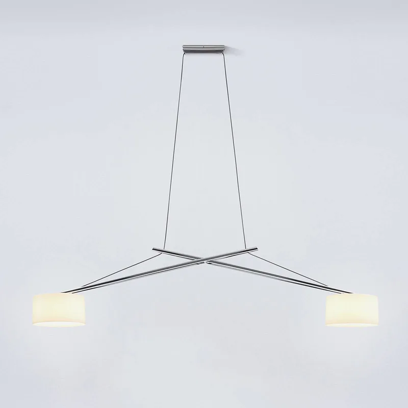 Twin - een LED hanglamp in spagaat by Serien Lighting in Glanzend verchroomd aluminium, Wit opaal – product photo 2 of 5