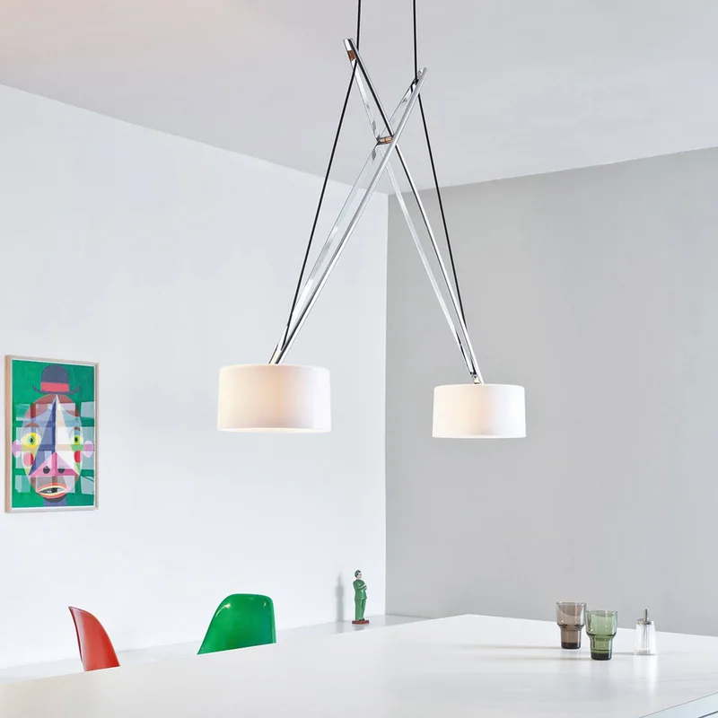 Twin - een LED hanglamp in spagaat by Serien Lighting in Glanzend verchroomd aluminium, Wit opaal – product photo 4 of 5