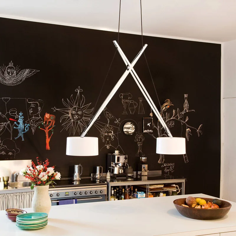 Twin - een LED hanglamp in spagaat by Serien Lighting in Glanzend verchroomd aluminium, Wit opaal – product photo 5 of 5