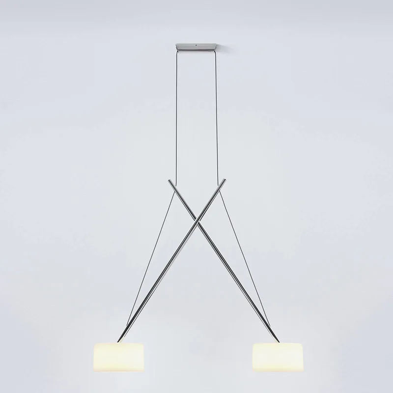 Twin - een LED hanglamp in spagaat by Serien Lighting in Glanzend verchroomd aluminium, Wit opaal – product photo 3 of 5