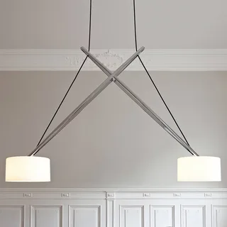 Twin - een LED hanglamp in spagaat by Serien Lighting in Glanzend verchroomd aluminium, Wit opaal – product photo 1 of 5