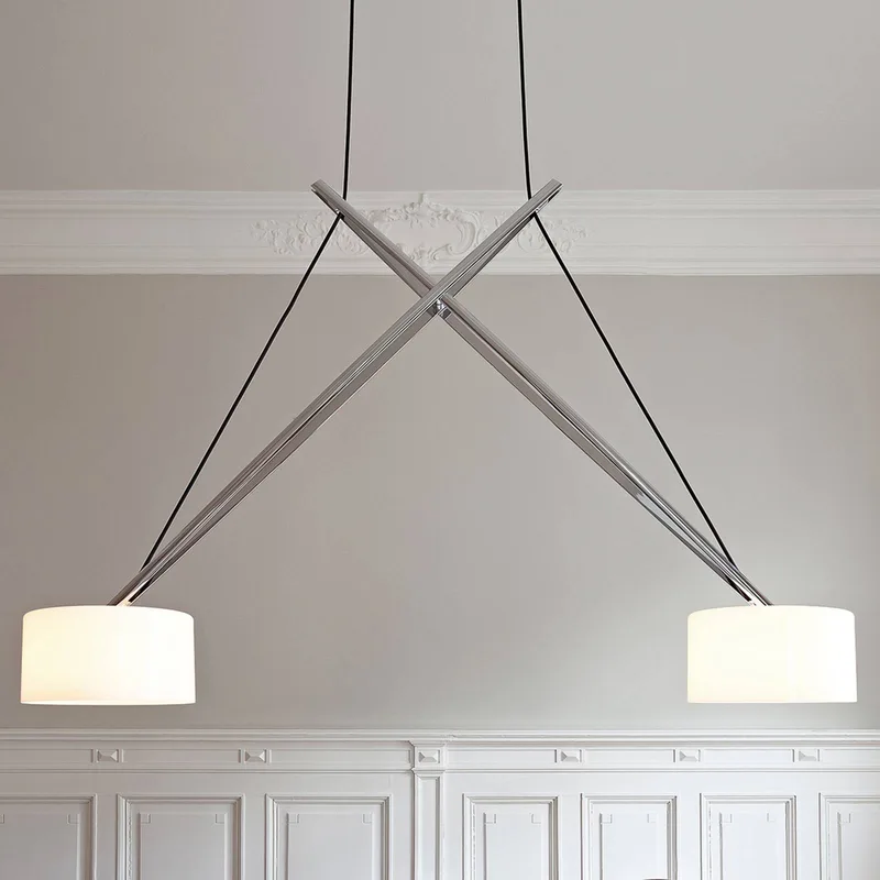 Twin - een LED hanglamp in spagaat van Serien Lighting in Glanzend verchroomd aluminium, Wit opaal – productfoto