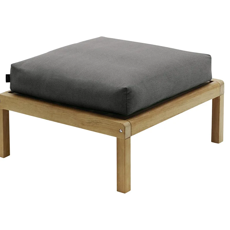 Virkelyst Pouf Holzkohle Teak van Skagerak – productfoto