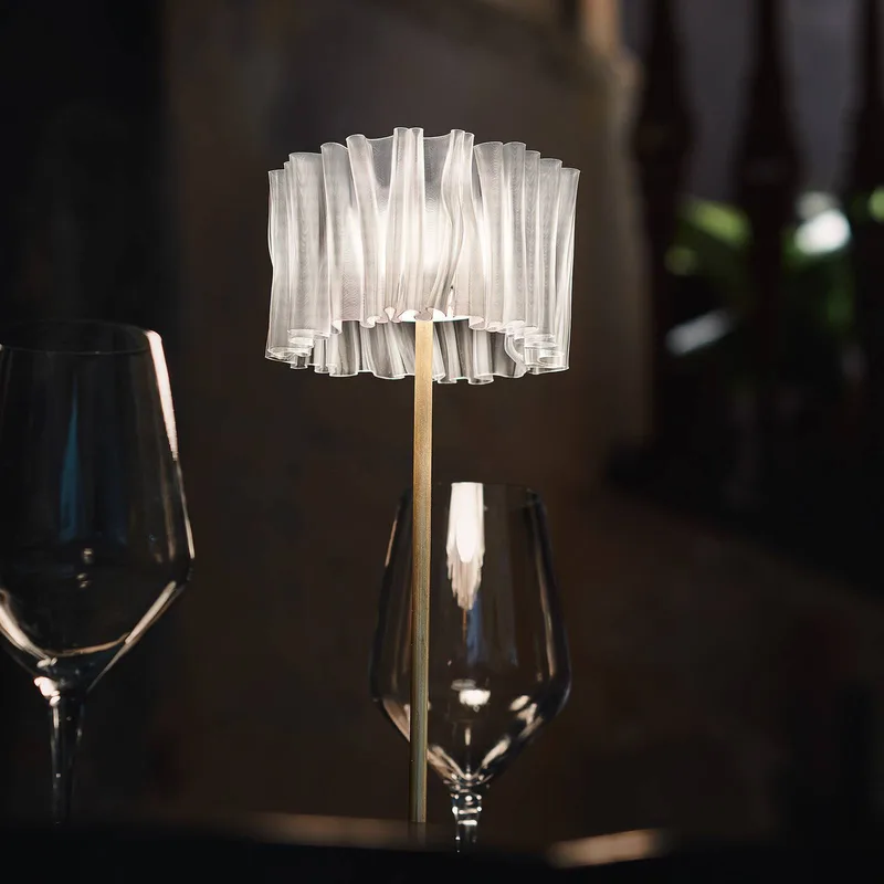 Accordéon Battery bordlampe, Prisma/hvid fra Slamp i Hvid, Wit-transparant, Messing – produktbillede 2 af 3