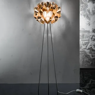 Flora – designad golvlampa, koppar från Slamp i Koppar, Silver – produktbild 1 av 5