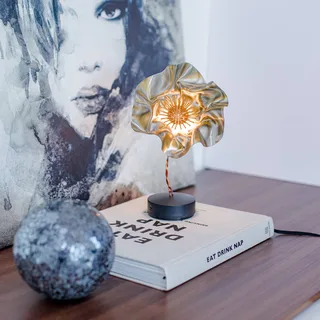 LaFleur LED tafellamp, oplaadbare batterij, fluweel by Slamp in Gold, Matzwart, Copper – product photo 3 of 5
