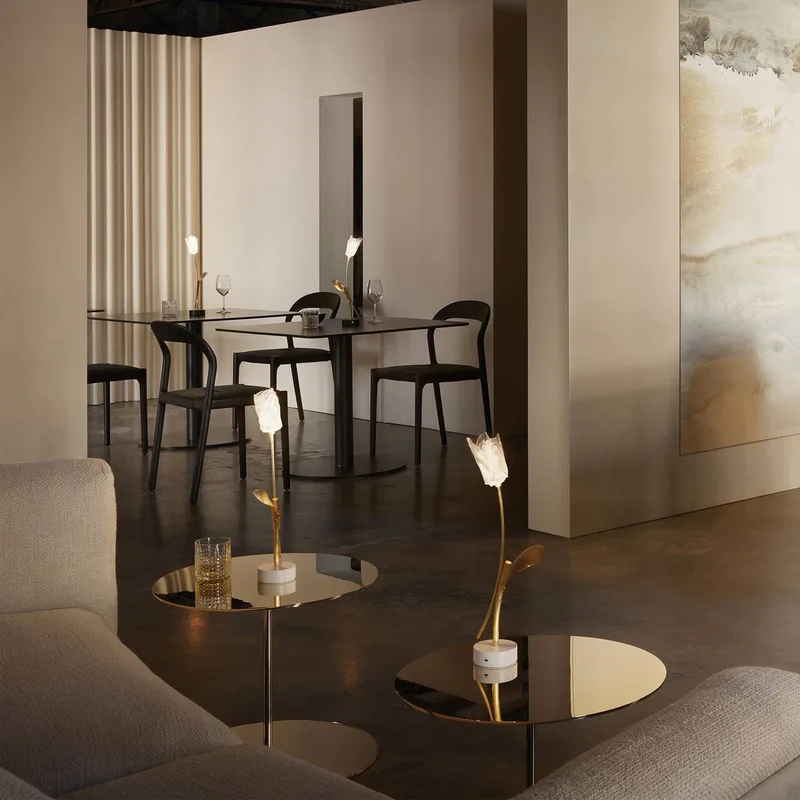 LED tafellamp Tulip, witte voet by Slamp in Gold, White – product photo 4 of 5