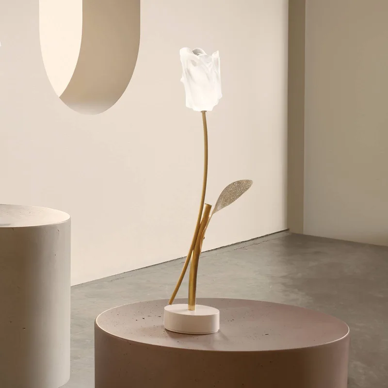 LED tafellamp Tulip, witte voet by Slamp in Gold, White – product photo 3 of 5