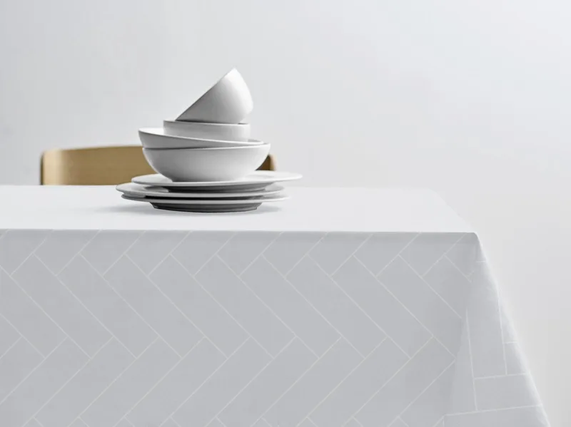 Tiles Damask Tafelkleed 140 x 320 cm van Södahl in White – productfoto