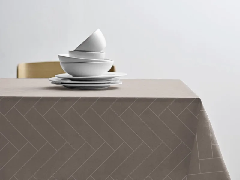 Tiles Damast tafelkleed - 220 x 320 cm - 100% katoen damastweving - rechthoekig - tafellaken met klassieke visgraatpatronen van Södahl in Taupe – productfoto
