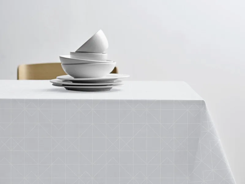 Tiles Damast tafelkleed - dia 180 cm - 100% katoen damastweving - rond - tafellaken met klassieke visgraatpatronen - wit van Södahl in White – productfoto