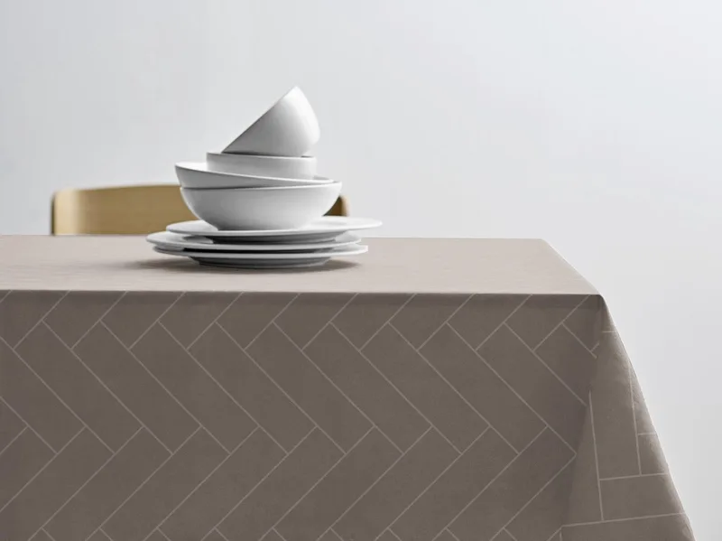 Tiles Damast tafelkleed - dia 180 cm - 100% katoen damastweving - rond - tafellaken met klassieke visgraatpatronen van Södahl in Taupe – productfoto