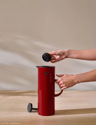 Isolierkanne, stelton Isolierkanne Thermoskanne EM77 Vol. 1 l van Stelton in Cherry red – productfoto 2 van 3