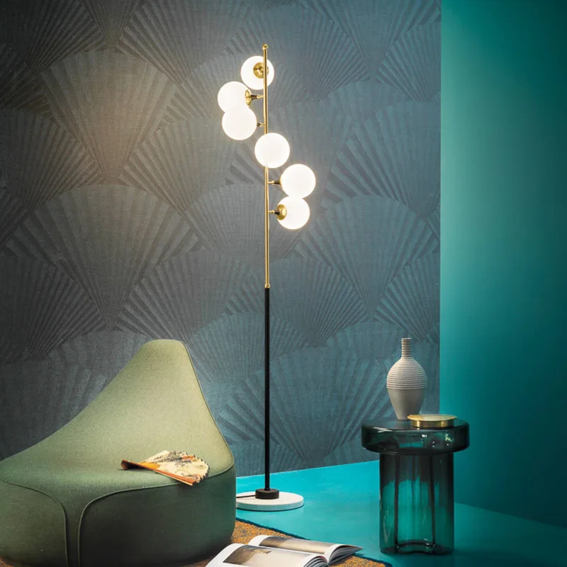 Galassia LED vloerlamp, 6-lamps, goud van Stilnovo in Zwart, messing geborsteld, wit opaal – productfoto