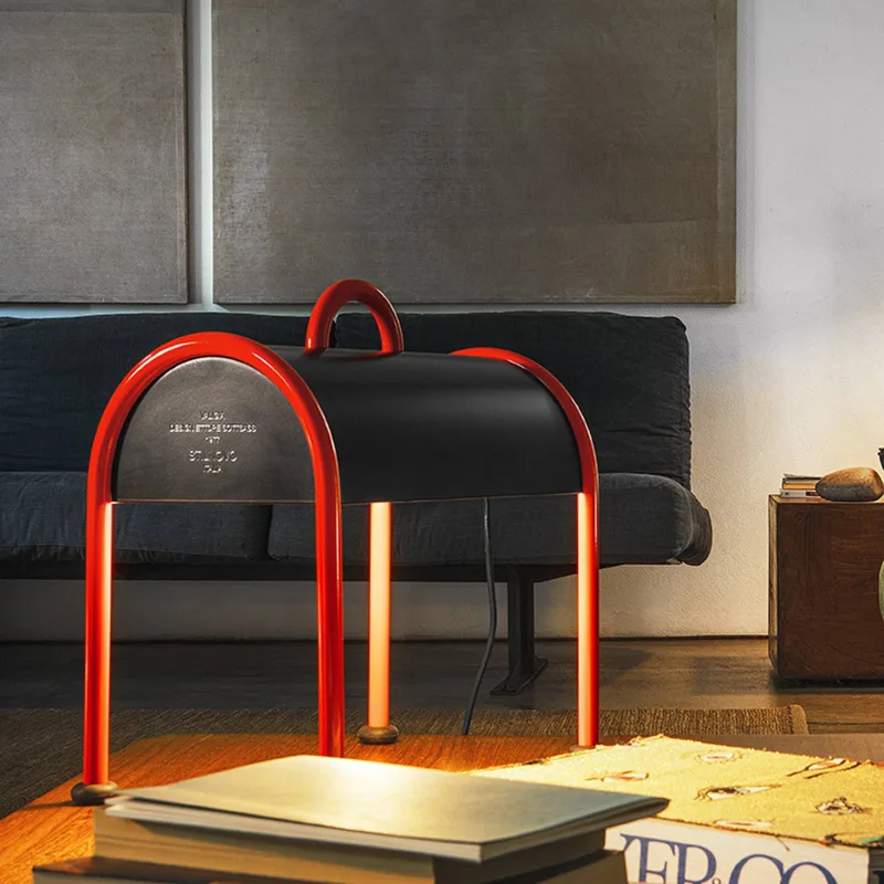 Valigia LED-tafel- en staande lamp by Stilnovo in Rood (RAL 3000), zwart – product photo