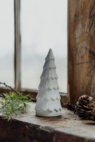 Dekobaum Granbacken Tannenbaum aus Keramik Weiß, Dekofigur aus Keramik by Storefactory – product photo 1 of 2