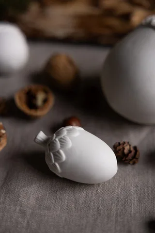 Dekofigur Eichel Keramik weiß Herbstdeko, Dekofigur aus Keramik by Storefactory – product photo 2 of 2
