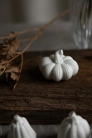 Dekoobjekt Kürbis Ekasen Keramik weiß Herbstdeko, Dekoobjekt aus Keramik by Storefactory – product photo 2 of 3