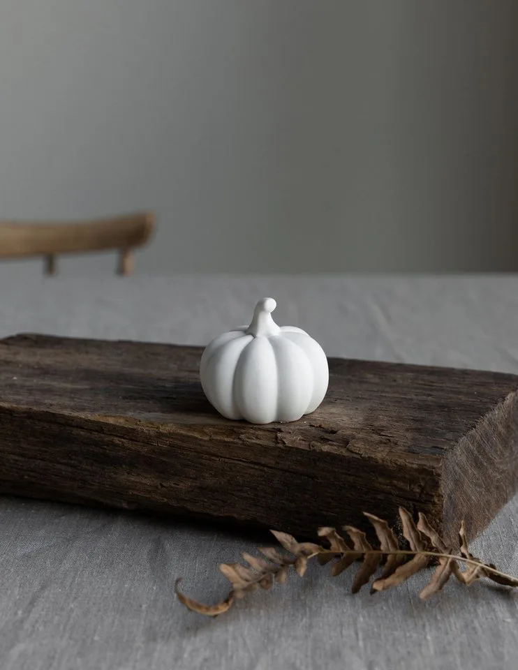 Dekoobjekt Kürbis Hagsvik Herbstdeko Keramik Weiß, Dekoobjekt für Halloween från Storefactory – produktbild 2 av 2