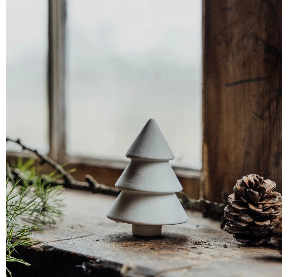 Dekoobjekt Weihnachtsbaum Granshult aus matter Keramik in weiß van Storefactory – productfoto