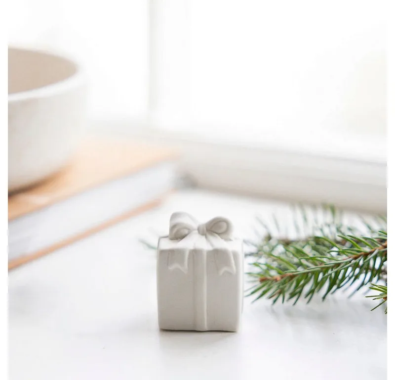 Dekoobjekt Weihnachtsdeko Geschenk Kramhult eckig aus Keramik in van Storefactory in Wit – productfoto