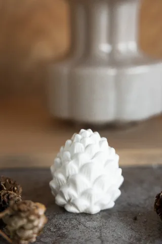 Dekoobjekt Zapfen Berghamn Keramik Weiß, Dekoobjekt für den Winter van Storefactory – productfoto 2 van 2