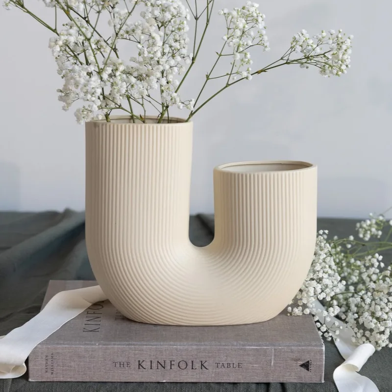 U-shape Vaas - Keramiek van Storefactory in Beige – productfoto