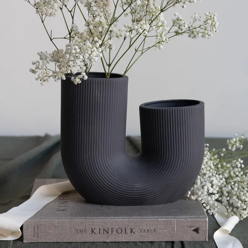 U-shape Vaas - Keramiek - Donkergrijs by Storefactory in Dark grey – product photo