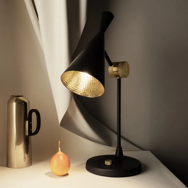 Beat Taffellamp Matt Black/Brass - Tom Dixon Beat Table - Woonkamer - Designer - Metaal - Met lampenkap van Tom Dixon – productfoto