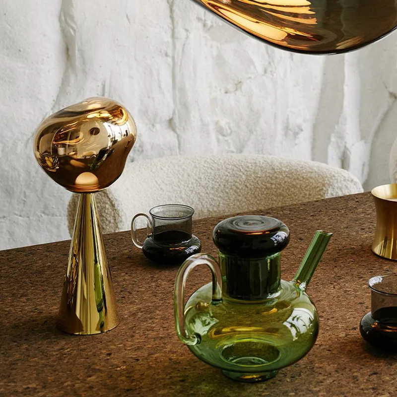 Melt Portable tafellamp goud - Tom Dixon - Terras - Designer - Kunststof - Met lampenkap van Tom Dixon – productfoto