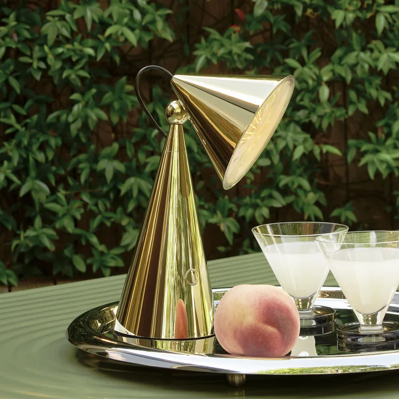 Pose Portable tafellamp goud - Tom Dixon - Woonkamer - Designer - Kunststof - 1 lamp van Tom Dixon – productfoto