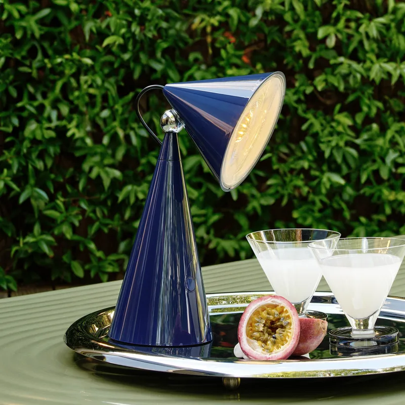 Pose Portable tafellamp Indigo - Tom Dixon - Woonkamer - Designer - Kunststof - 1 lamp van Tom Dixon – productfoto