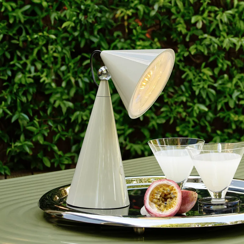 Pose Portable tafellamp Putty - Tom Dixon - Woonkamer - Designer - Kunststof - 1 lamp by Tom Dixon – product photo