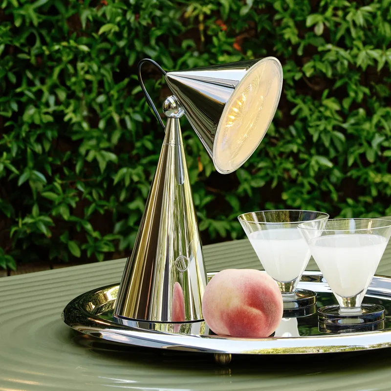 Pose Portable tafellamp Silver - Tom Dixon - Woonkamer - Designer - Kunststof - 1 lamp van Tom Dixon – productfoto