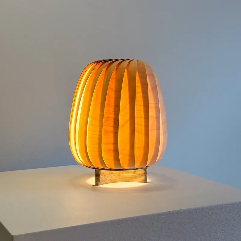 ST906 tafellamp berkenhout 31 cm hoog E27 von Tom Rossau – Produktfoto