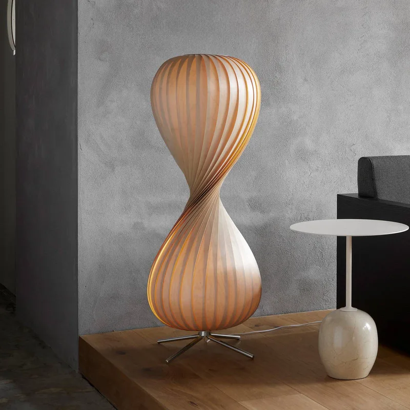 vloerlamp TR10, 105 cm hoog, berkenhout, E27 van Tom Rossau in Licht hout – productfoto