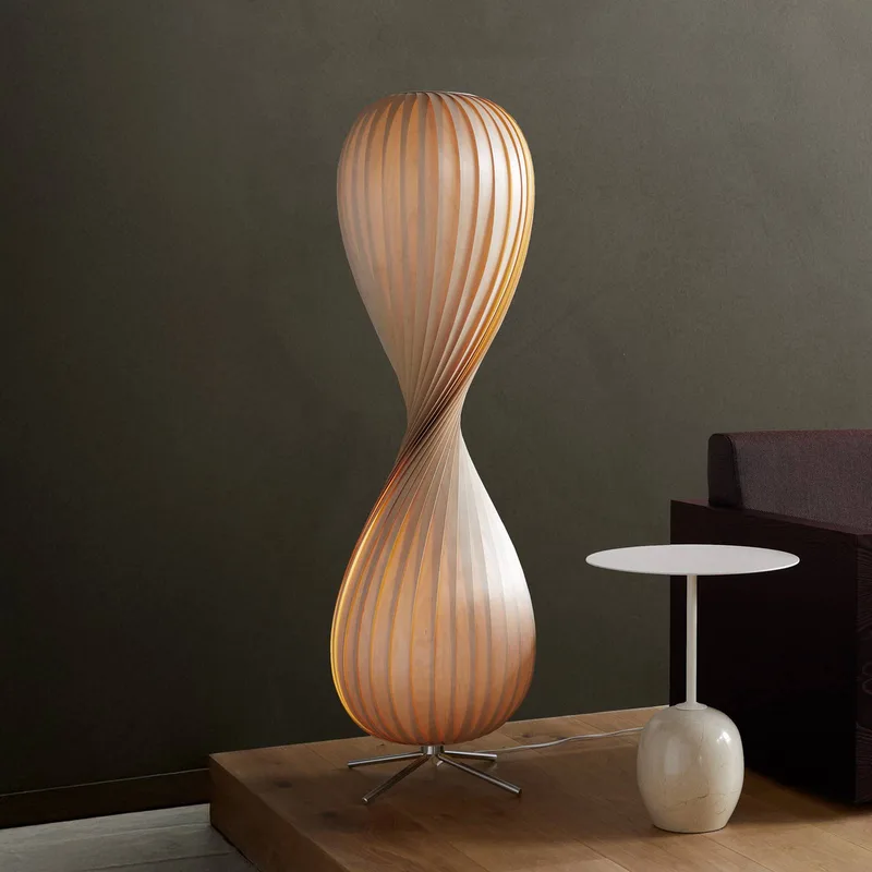 vloerlamp TR10, 138 cm hoog, berkenhout, E27 van Tom Rossau in Licht hout – productfoto