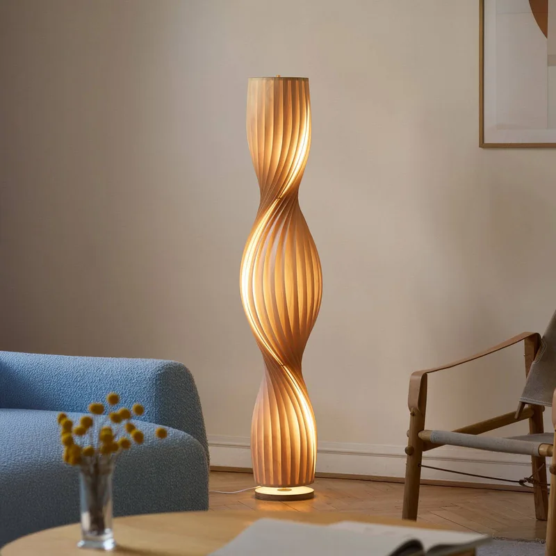 vloerlamp TR4 Anniversary, berkenhout, 142 cm van Tom Rossau in Licht hout – productfoto