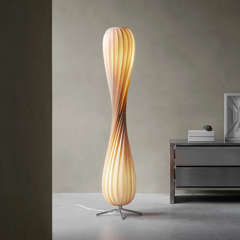 vloerlamp TR7, berkenhout, 148 cm hoog, E27 van Tom Rossau in Berk – productfoto