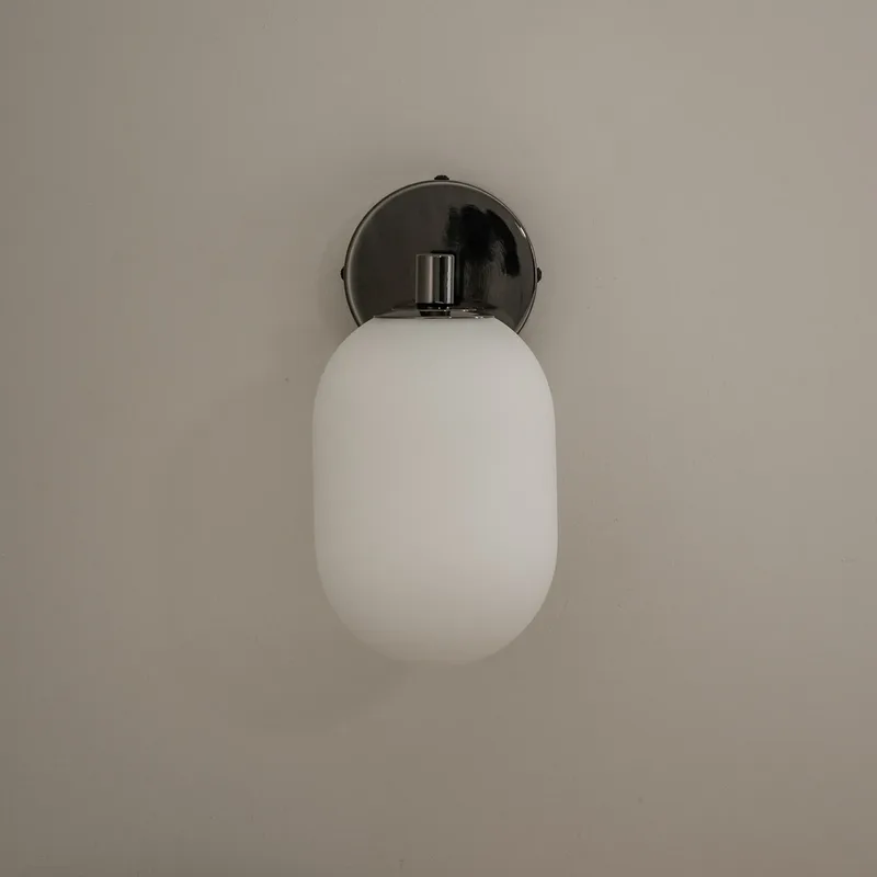 Noor wandlamp, opaal/zwart, glas, 18 cm breed de Watt & Veke – photo du produit