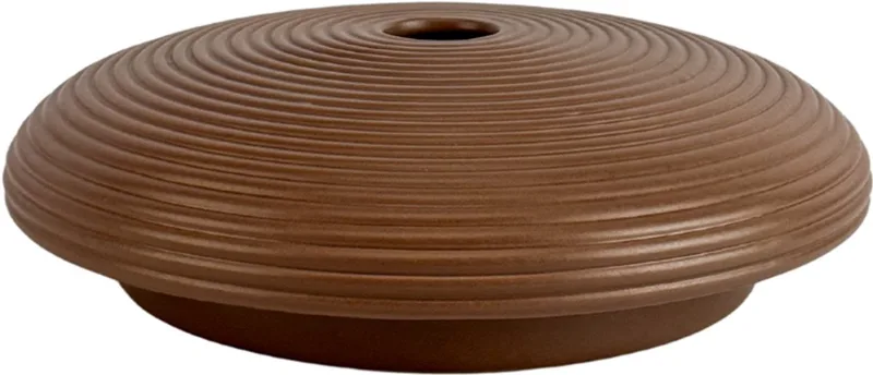 Nova Low Mocha - Keramische design vaas (Ø 32 cm) - Verkrijgbaar in Cream & Mocha - Ribbelstructuur geïnspireerd op traditionele coil pottery fra XLBoom i Brun – produktbillede