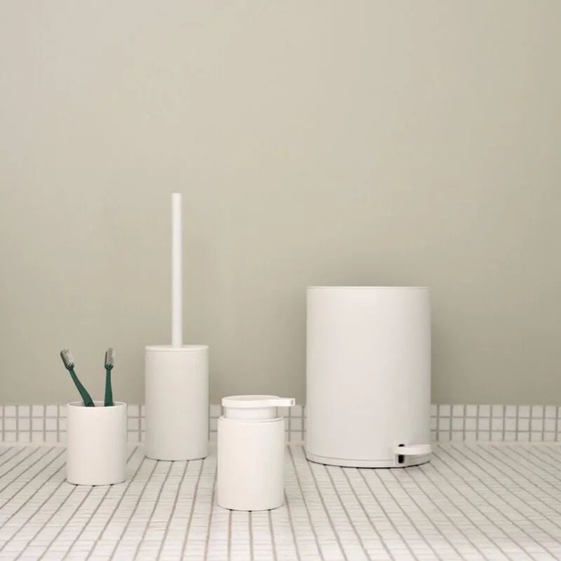 Karma Toiletborstel met Houder - WC Borstel Vrijstaand - Toilet & Badkamer Accessoires - Steen - 38 x 9,2 cm - Wit von Zone Denmark in White – Produktfoto