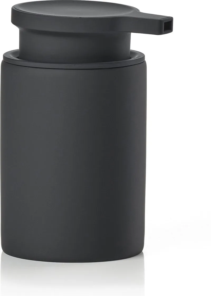 Karma Zeepdispenser - Zeeppompje Vrijstaand - Zeeppomp voor Badkamer, Keuken & Toilet - Toilet & Badkamer Accessoires - 250 ml - 16 x 7,6 cm - Zwart von Zone Denmark in Black – Produktfoto