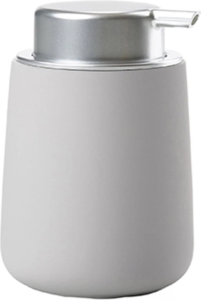 Nova Zeepdispenser - Zeeppompje Vrijstaand - Zeeppomp voor Badkamer, Keuken & Toilet - Toilet & Badkamer Accessoires - 250 ml - 11,5 x 8 cm - (grijs) von Zone Denmark in Soft Grey – Produktfoto