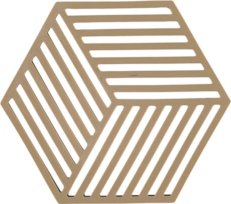 Pannenonderzetter Hexagon – Onderzetters Pannen – Hittebestendig tot 250°C – Vaatwasserbestendig – Siliconen – 16 x 14 x 0,9 cm by Zone Denmark in Dark Camel – product photo