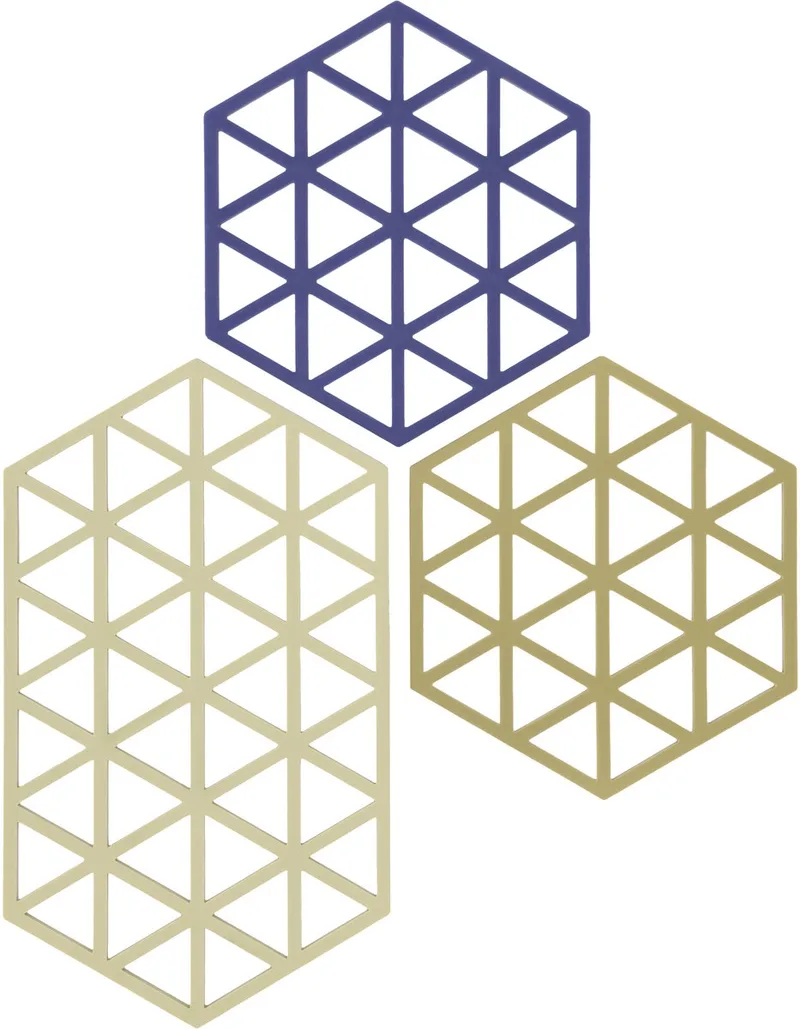 Pannenonderzetter Triangles – Onderzetters Pannen – Hittebestendig tot 250°C – Vaatwasserbestendig – Siliconen – 24 x 14 x 0,9 cm – 3 stuks von Zone Denmark in Khaki/Warm sand/Indigo – Produktfoto